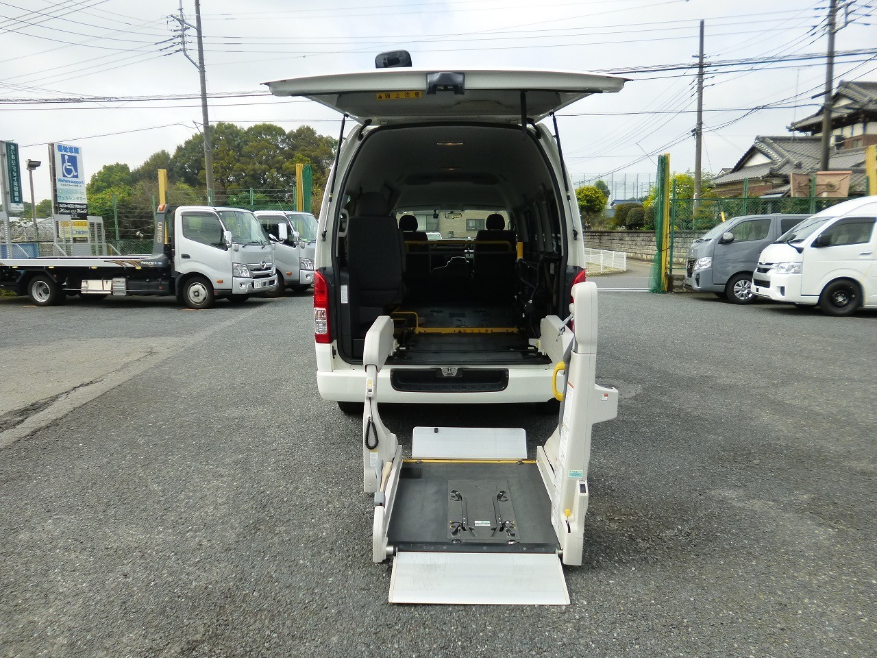 福祉車両　レンタカー　車椅子リフト車　ハイエース(819)