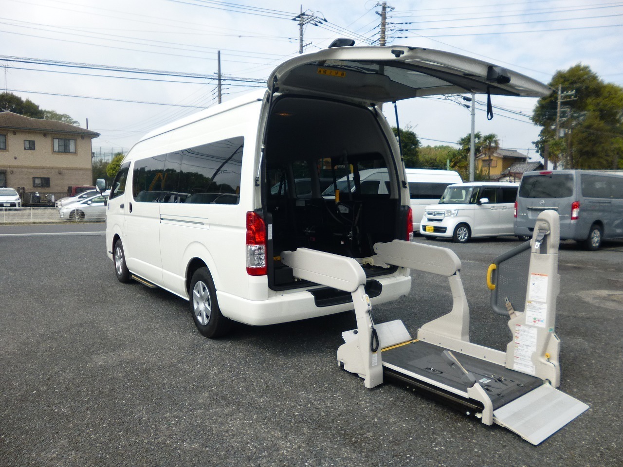 福祉車両　レンタカー　車椅子リフト車　ハイエース(819)