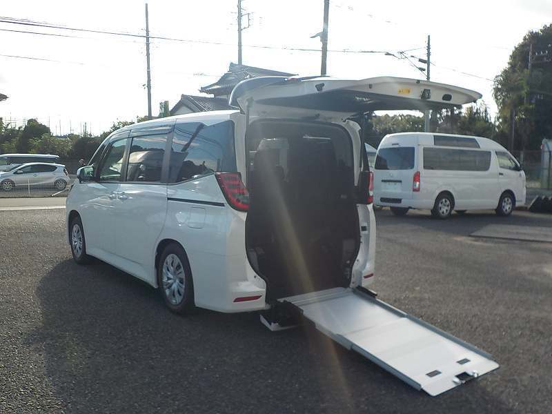 車椅子スロープ車　レンタカー　長期　ミニバン　VOXY(715)