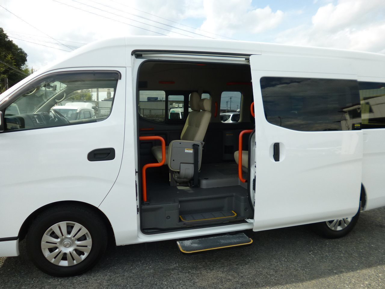 福祉車両　レンタカー　長期　車椅子リフト車　キャラバン(1148)