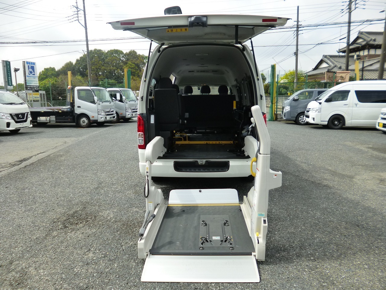 福祉車両　レンタカー　車椅子リフト車　ハイエース(819)